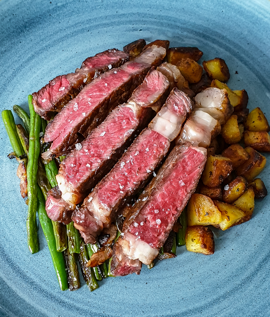 Bison Rib Eye mit Bohnen & Bratkartoffeln